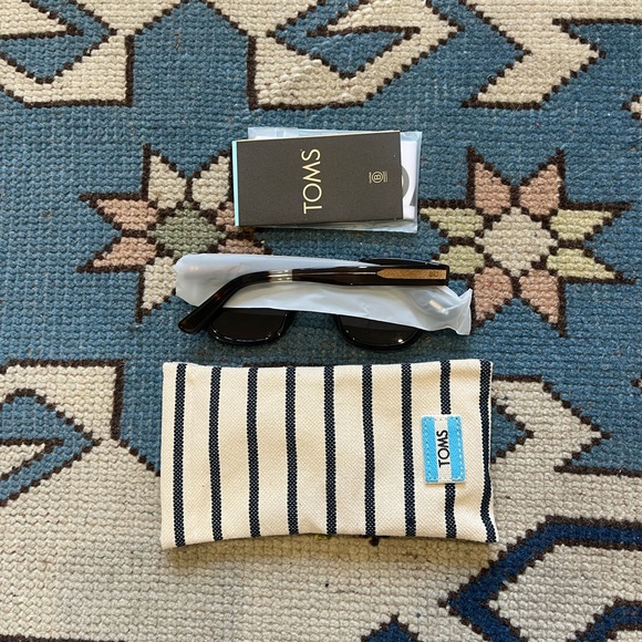 Toms sunglasses - Picture 2 of 2